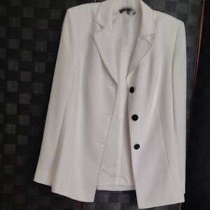 Kasper White Blazer with Black Buttons